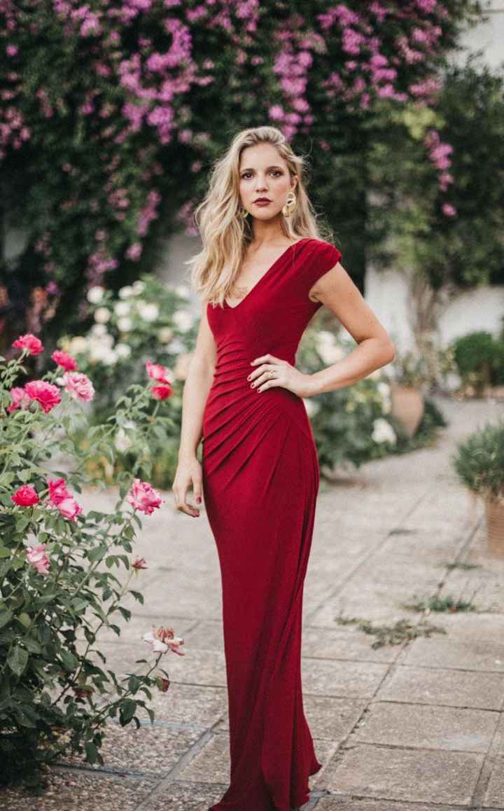 Se tivesses que escolher um destes vestidos para a tua madrinha qual seria? - 1