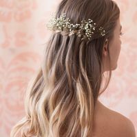 Cabelo solto com flores