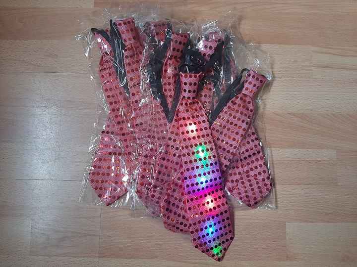 Acessórios para a Hora Louca: Gravatas e Laços Luminosos ✔️ - 4