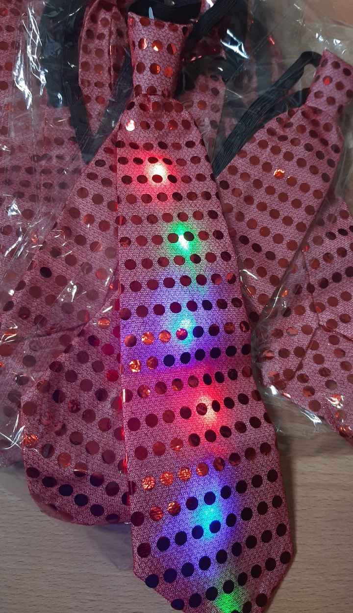 Acessórios para a Hora Louca: Gravatas e Laços Luminosos ✔️ - 5