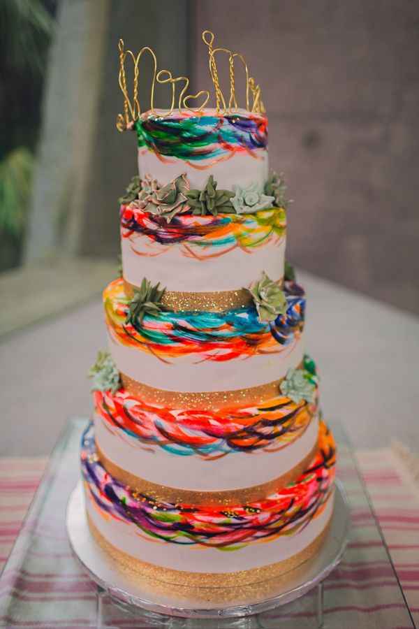 o Arco-íris invade a Comunidade: 3 Inspirações para Bolos de Casamento 🌈 - 1
