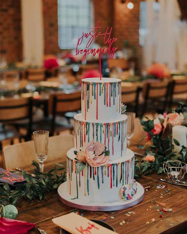 o Arco-íris invade a Comunidade: 3 Inspirações para Bolos de Casamento 🌈 - 3