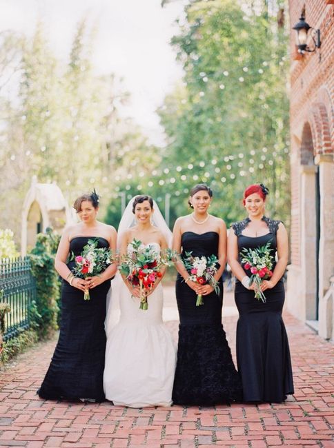 E se a cor do vosso casamento fosse... Preto | 10 inspirações para os Vestidos das Damas de Honor ⚫👗 5