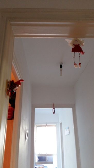 Bonequinhas e corações nas portas. Detalhe para a boneca "esquiando" na neve (na parede! heheh)