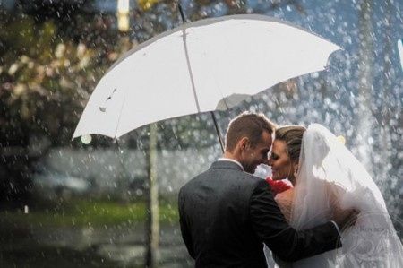 3) Trash the Dress na chuva! 