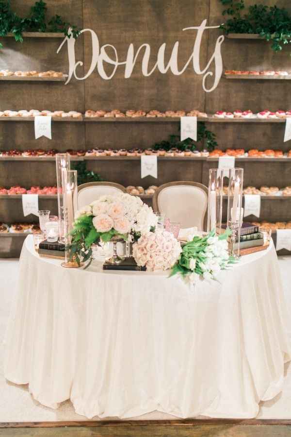 Então saindo do forno...uma mesa de doces com donuts para o casamento!