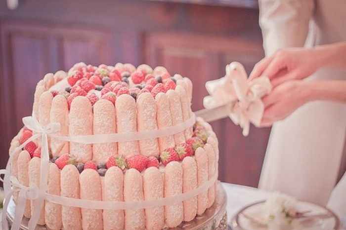 O fato é que esse bolo me chamou atenção, porque não deixa de ser um naked cake bem delicado e por i