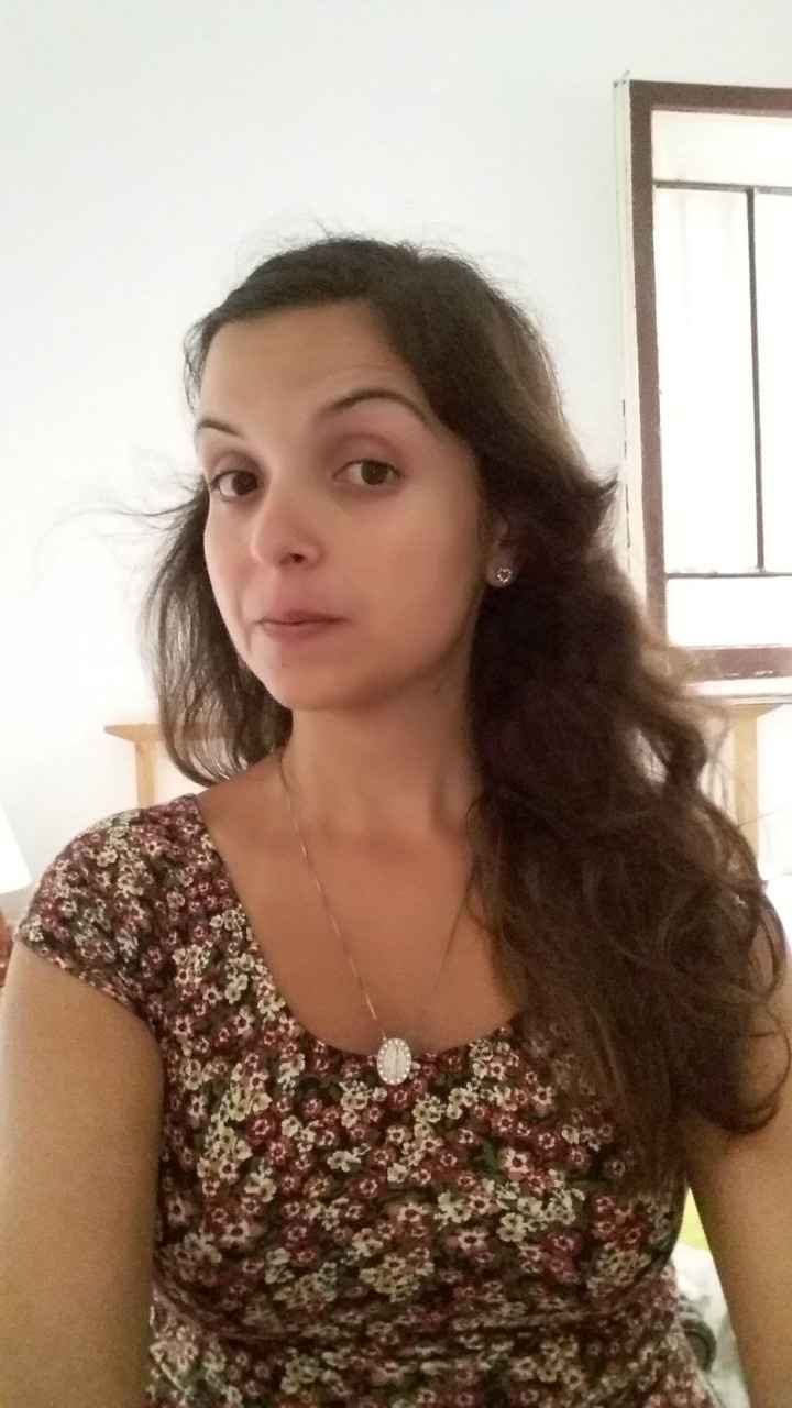 Logo depois de tirar a meia, não sabia se prender ou deixar a franja solta. 