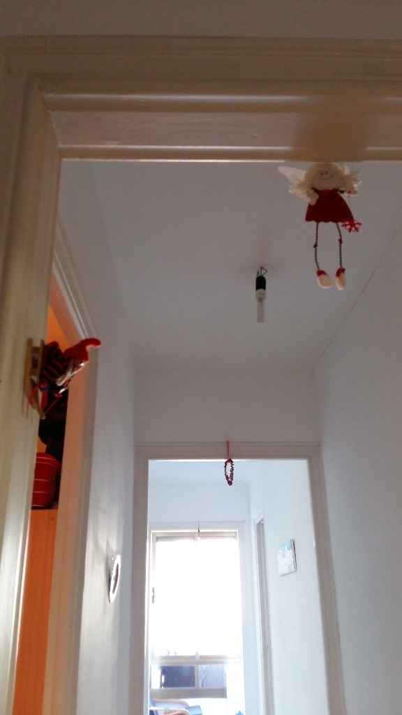 Bonequinhas e corações nas portas. Detalhe para a boneca "esquiando" na neve (na parede! heheh)