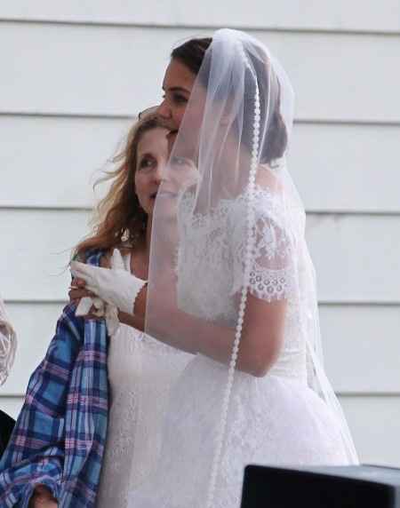 1) No filme Miss Meadows