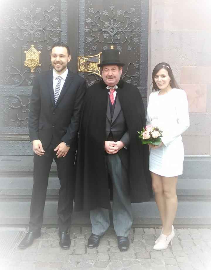 Nós e o senhor do registo civil que nos esperou a porta :)