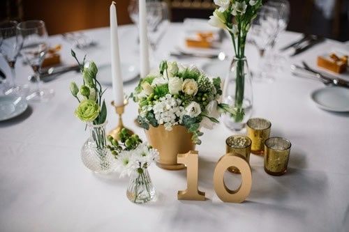 Mesa com dourado e branco