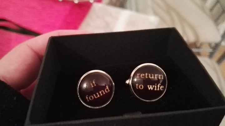 Os botões de punho do noivo