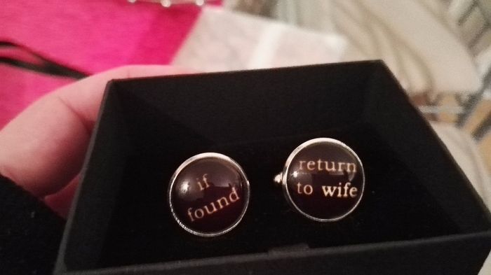 Os botões de punho do noivo