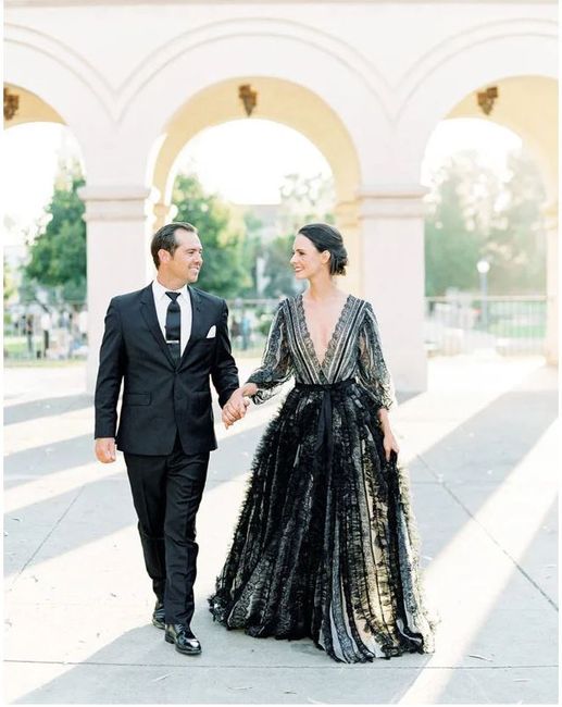 O Arco-íris invade a Comunidade: Inspirações pretas para Vestido de Noiva 4