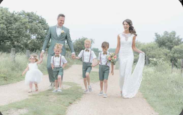 Ajuda com a roupa dos filhos da noiva 3