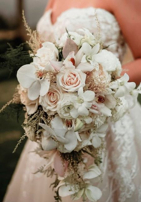 O🌈 Arco-íris invade a Comunidade com Inspirações em Dourado para Ramo da noiva  💐 4