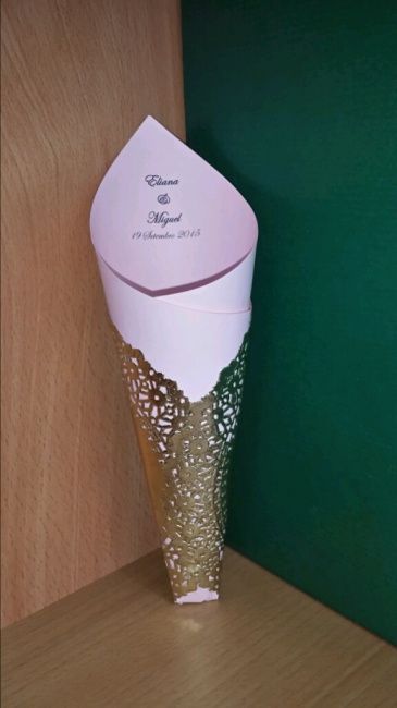 Cones para atirar o arroz <img class=