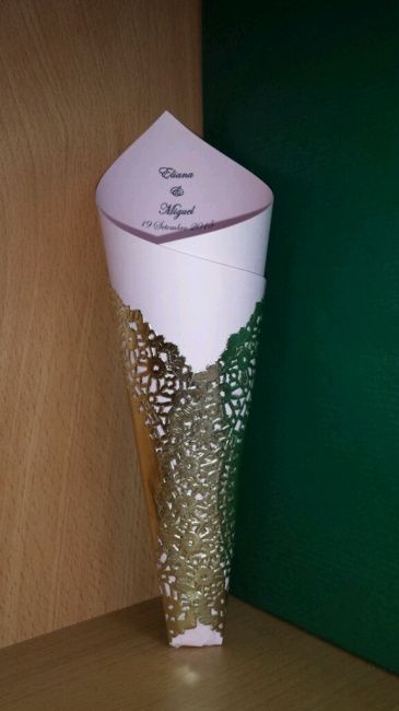 Cones para atirar o arroz <img class=