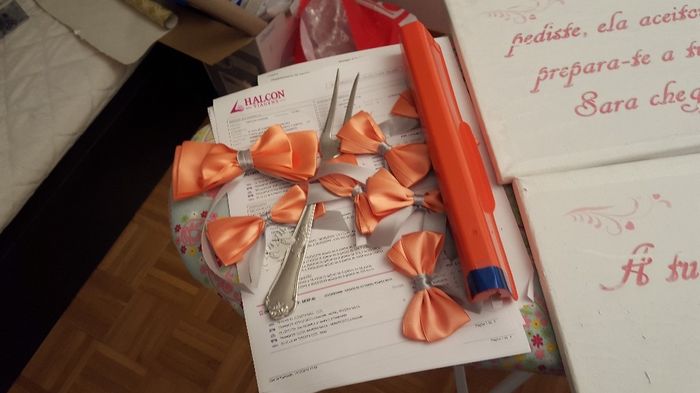 colar os lacinhos feitos previamente