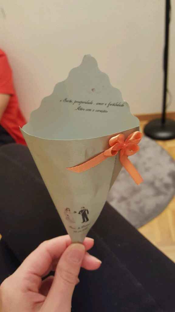 Cones arroz vs petalas - 1