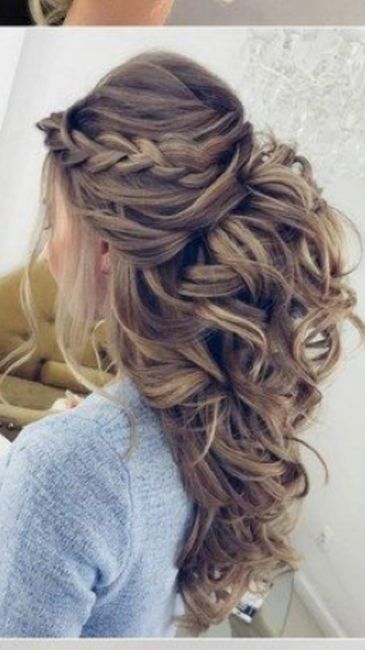  Penteado semi solto com tranças ajuda. - 3