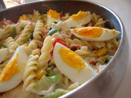 Salada de peixe e massa