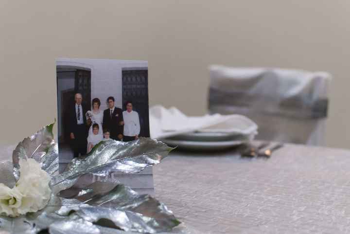 A marcação das mesas foi com fotos do casamento deles