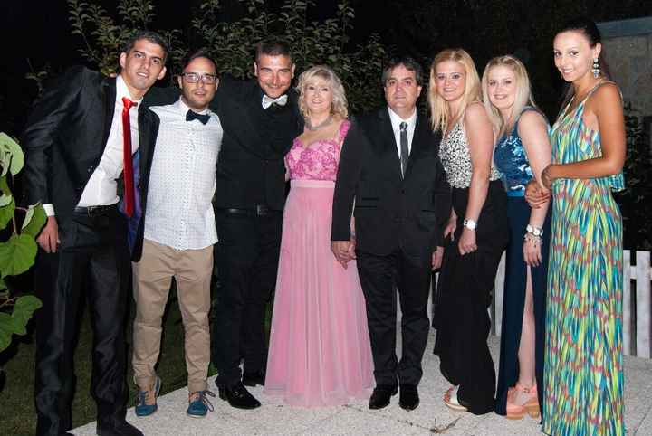 Foto da praxe, dois dos nossos 4 cavalheiros de honra, o noivo, meus pais, a minha irma e a Rita ( d