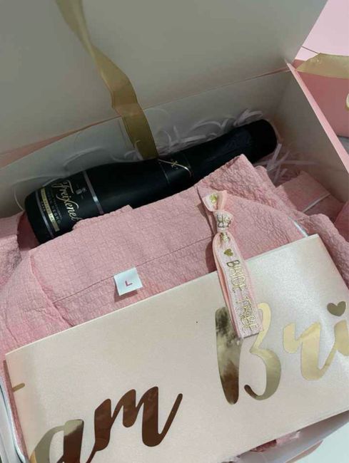 Olá noivas! Precisava de uma ajuda, em prendas para oferecer a damas para convidar las 1
