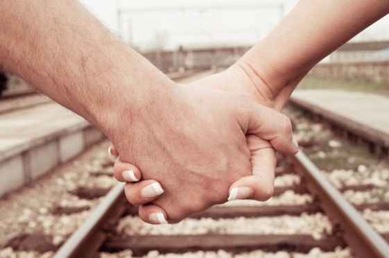 1 Tenha 100% de certeza que você confia na pessoa com quem quer se casar. É preciso saber se até em 
