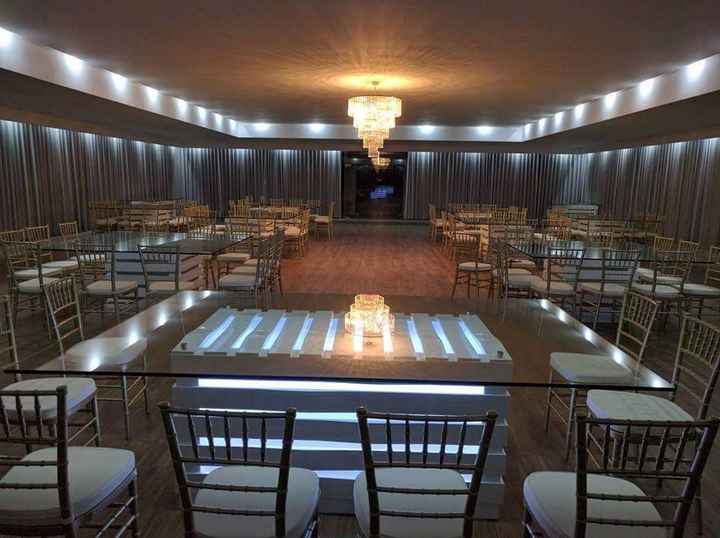 salao dos aperitivos, no dia nao tera cadeiras a volta das mesas