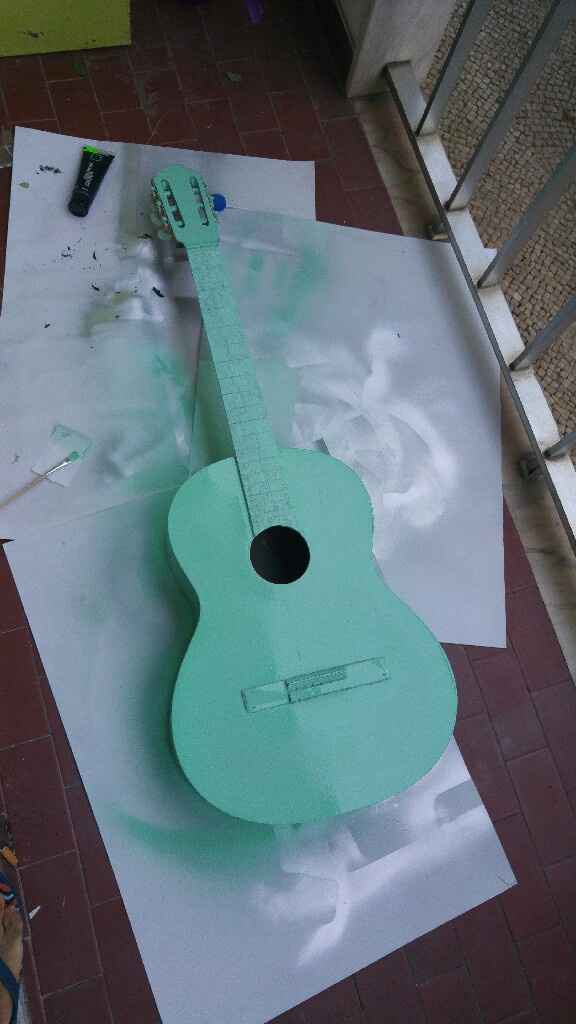 Guitarra decorada - check - 2
