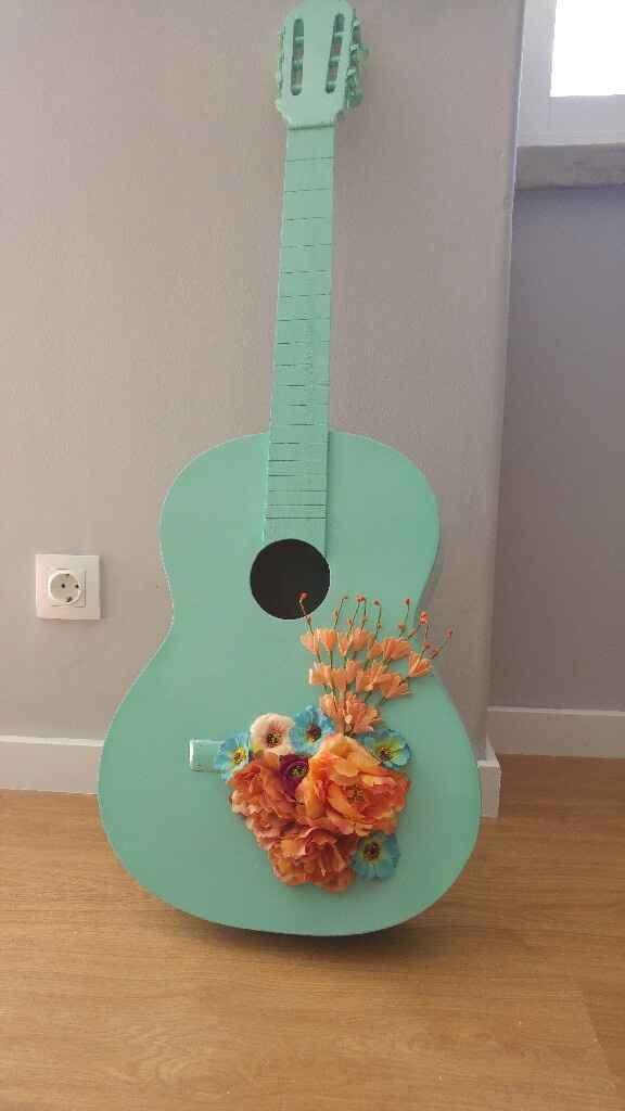 Guitarra decorada - check - 3
