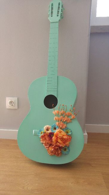 Guitarra decorada - check - 3
