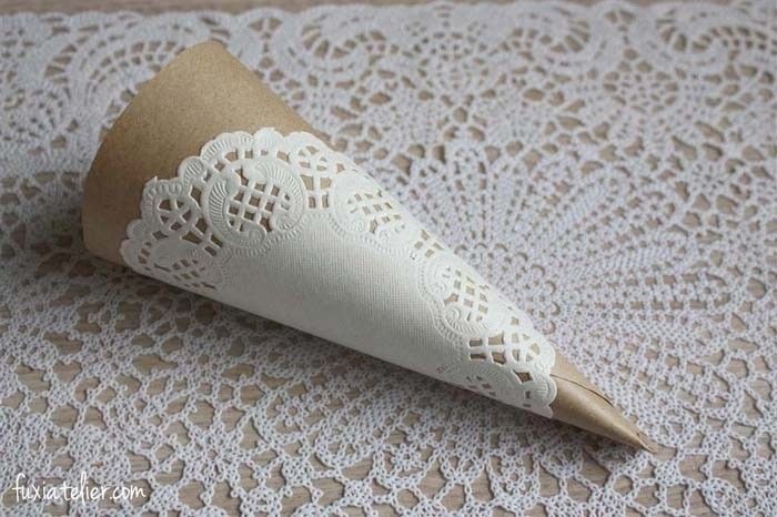 Cone de Papel com arroz e pétalas