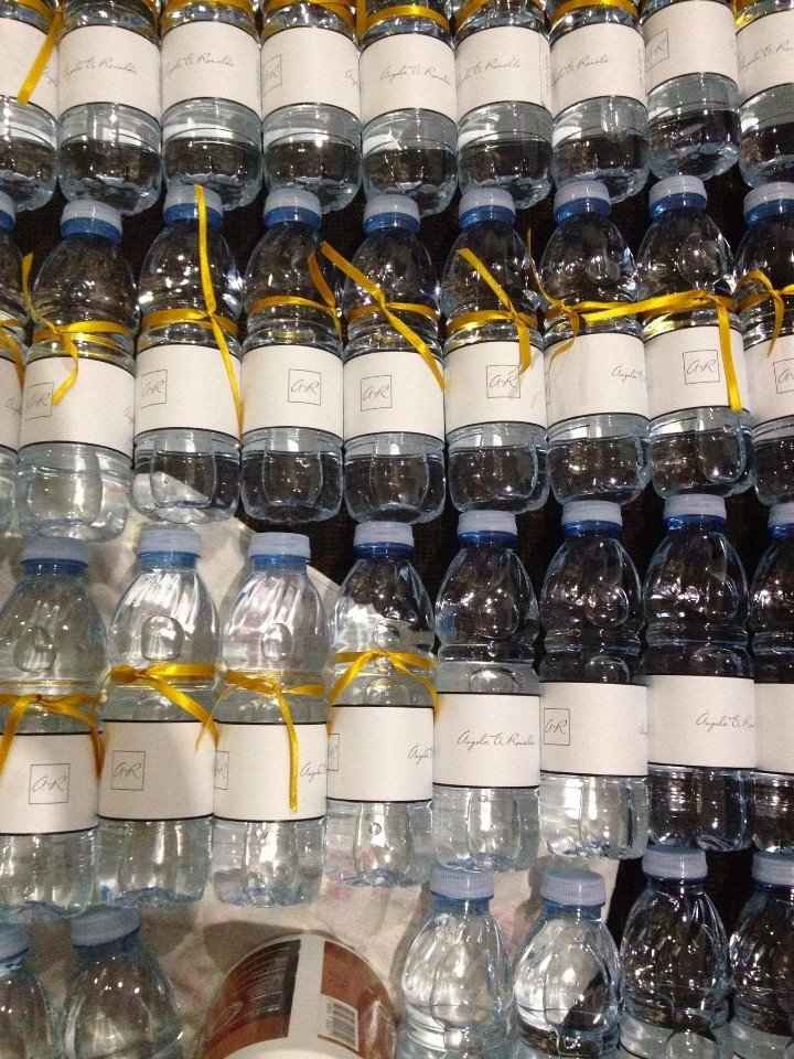 garrafas de água - caracterizadas por mim