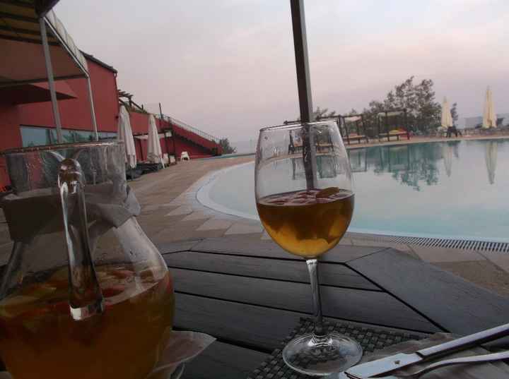 Jantar à beira da piscina