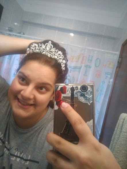 Tentativa de penteado com a tiara! =) 