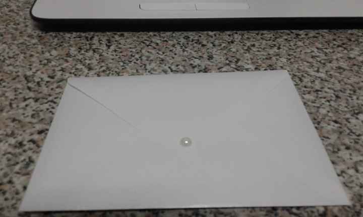 Envelope fechado com pérola