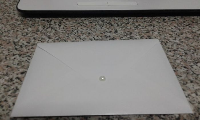 Envelope fechado com pérola