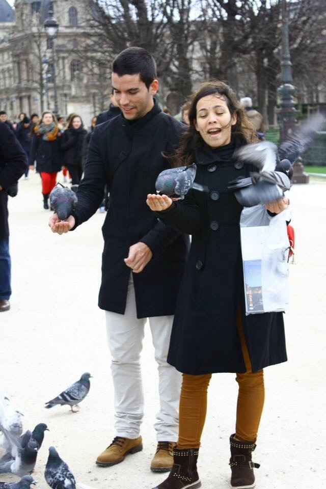 À porta do Louvre ficámos encantados com um senhor que estava a dar comida aos seus amigos pombos e 