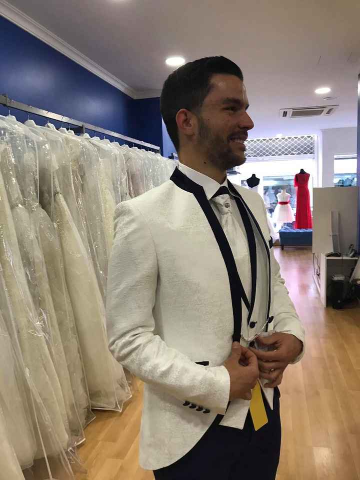 O noivo vestido de branco 😂😂😂😂