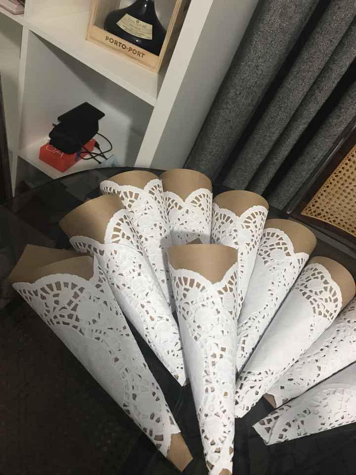 Cones de arroz e pétalas - 1
