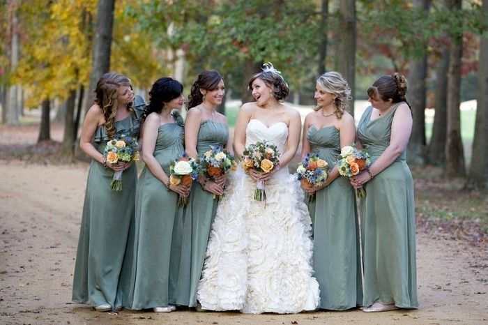 Bridesmaids & their Flower Bouquets