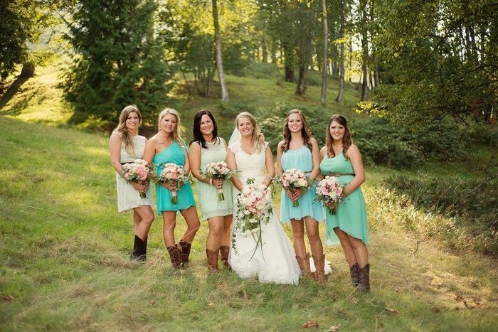 Bridesmaids & their Flower Bouquets