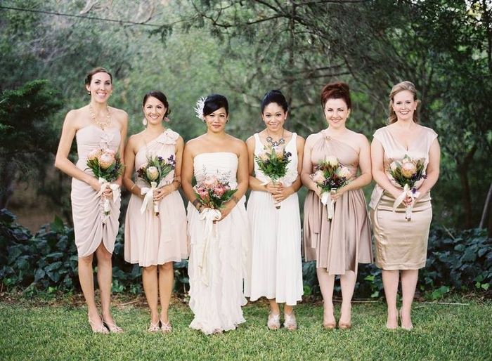 Bridesmaids & their Flower Bouquets