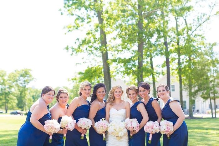 Bridesmaids & their Flower Bouquets