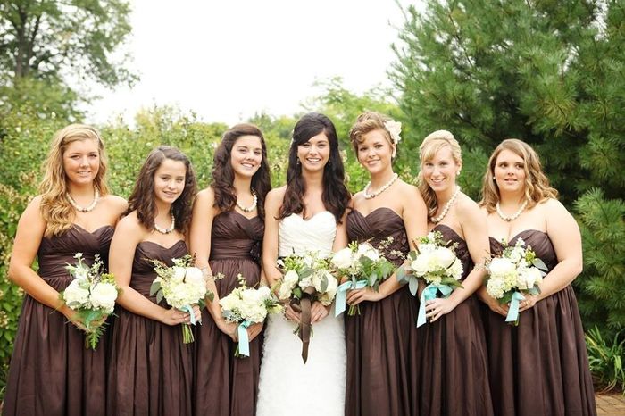 Bridesmaids & their Flower Bouquets