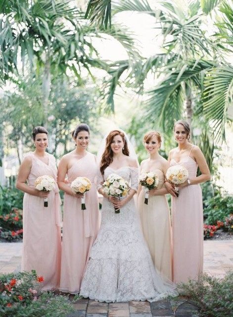 Bridesmaids & their Flower Bouquets